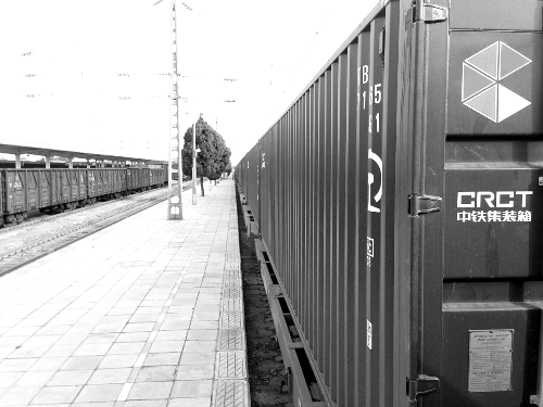 此次班列跟車工作人員@就著米飯吃面條發(fā)微博說(shuō)：一路走來(lái)，每個(gè)?？空镜墓ぷ魅藛T都在夸我們的集裝箱。