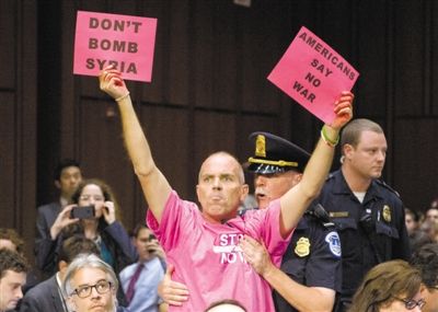 3日，美參議院外委會舉行敘利亞問題聽證會，民眾在現(xiàn)場示威，抗議美國軍事干預(yù)敘利亞。