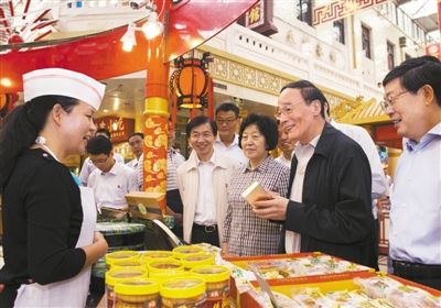 9月6日，王岐山在天津南市食品街調(diào)研，在月餅柜臺前，詢問中央關(guān)于中秋國慶嚴禁公款送禮的規(guī)定發(fā)布后的銷售情況。新華社記者 李學仁 攝