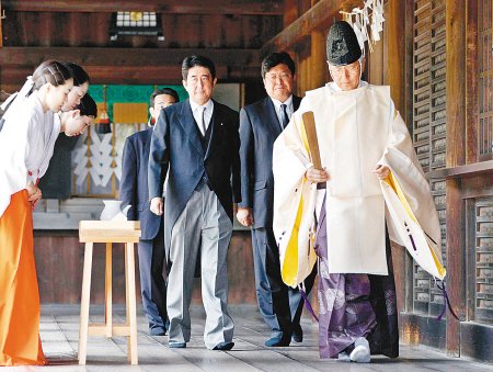 2011年8月15日安倍晉三等人參拜靖國神社。