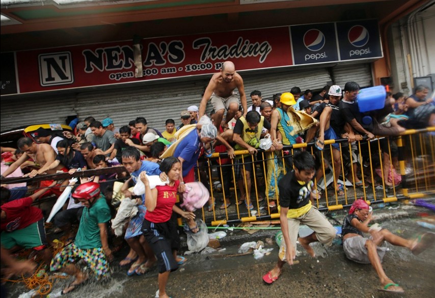 當(dāng)?shù)貢r間11月10日，強臺風(fēng)“海燕”襲擊菲律賓塔克洛班后，當(dāng)?shù)鼐用裣唇偕痰?，哄搶物資。