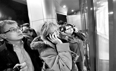 11月17日，俄羅斯喀山機場，一些人在查看航站樓上貼著的遇難者名單，他們可能是遇難者的親屬。