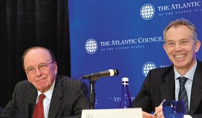 2008年，布萊爾與默多克在美國參加一國際會議。