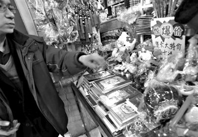 12月27日，世紀(jì)天鼎購物廣場的一位商戶表示，今年的賀卡明顯沒有前幾年好賣。新京報記者 王貴彬 攝