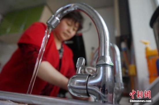 圖為4月13日,蘭州市七里河區(qū)居民李大媽用自來水洗菜。楊艷敏 攝