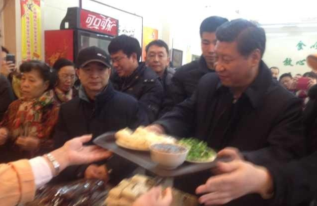 習(xí)近平周末現(xiàn)身包子鋪 排隊購買平易近人 習(xí)近平周末現(xiàn)身包子鋪 排隊購買平易近人