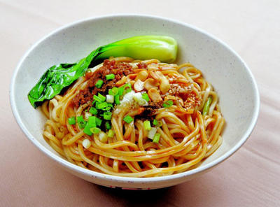 曬家鄉(xiāng)美食 網(wǎng)友：讓不讓人吃方便面了？