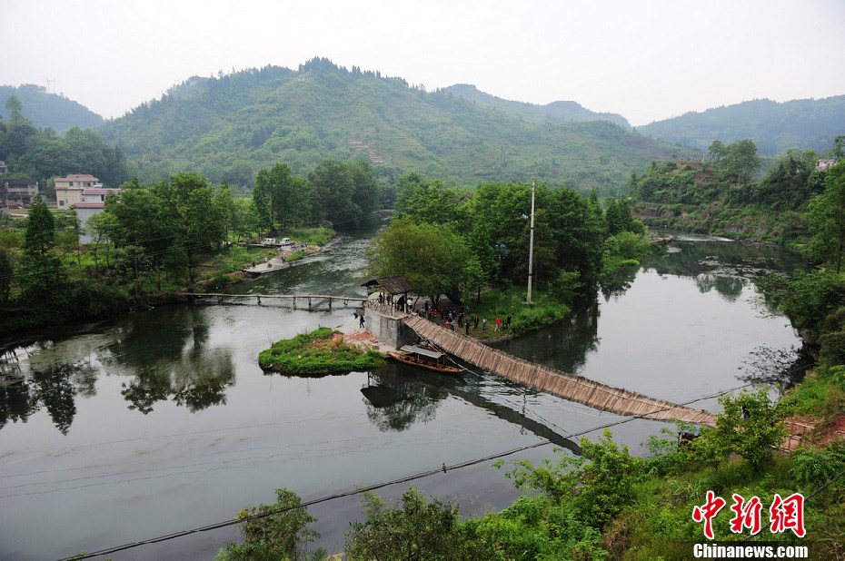 5月2日，鳳凰縣搜尋人員仍在沱江下游搜尋。