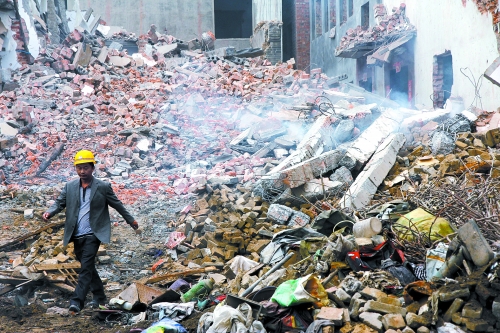 一座清朝老宅被一把火燒成了灰燼。透過(guò)青煙，才能看到它曾存在過(guò)的痕跡