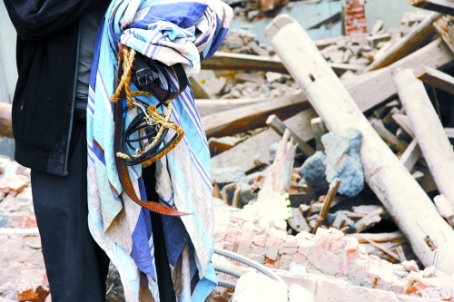 老人手中拿著曾控制住他的電線、床單