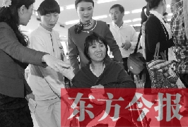 坐在輪椅上的，就是為兒子捐出肝、腎的母親潘大想