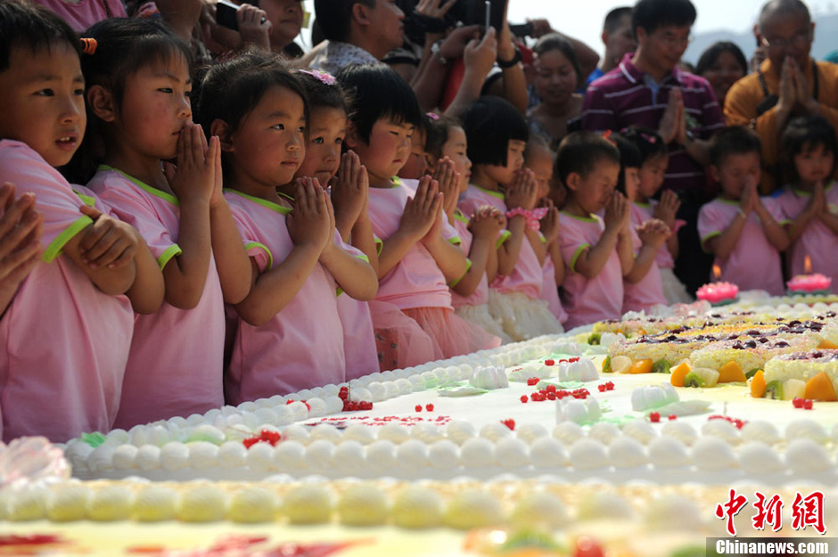 圖為孩子們?cè)谏盏案馇霸S下愿望。張浪 攝