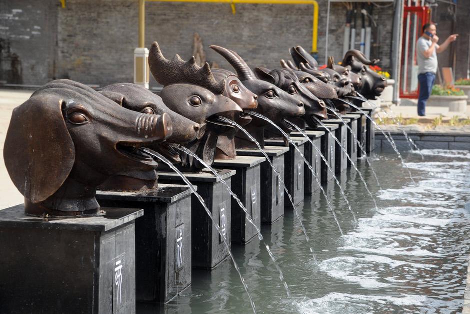 圖為十二獸首嘴里不停向外噴水。