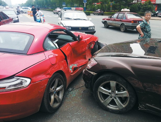 兩部?jī)r(jià)值百萬(wàn)左右的豪車(chē)在碰撞中損傷嚴(yán)重。謝德勝 記者金學(xué)永/攝