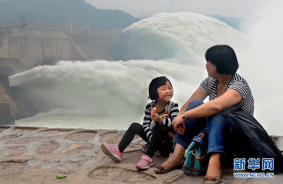 　6月22日，兩位游客在黃河小浪底景區(qū)內(nèi)歇息。