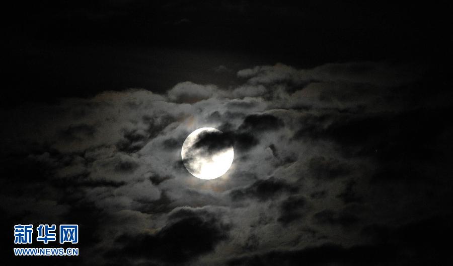 6月23日晚，一輪圓月高懸在海南省?？谑猩峡?。