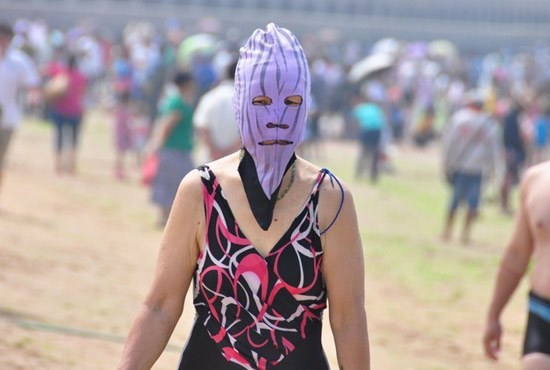 2013年7月3日，山東青島青島高溫來襲，“青島大媽”不懼滸苔，戴著“強(qiáng)盜面具”出現(xiàn)在海水浴場消暑降