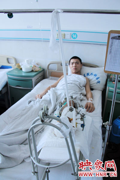 “如果有人肯幫我出4萬元的醫(yī)藥費，我愿意為他免費工作3年，多苦多累都行?！?月26日，躺在病床里上的