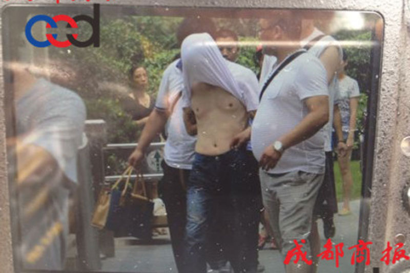 圖為事發(fā)現(xiàn)場，嫌疑人被警方控制。