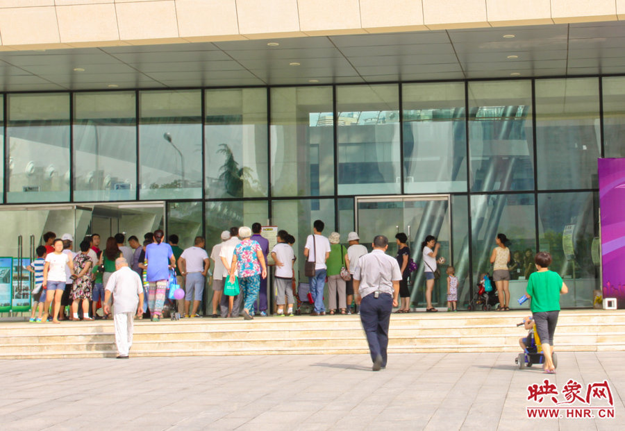 開(kāi)館時(shí)間還沒(méi)到，門(mén)口已經(jīng)有不少等待的讀者