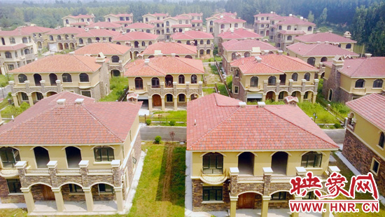 這里的別墅共計30多棟，有兩層的，也有三層的，主體、裝修都已經(jīng)完工