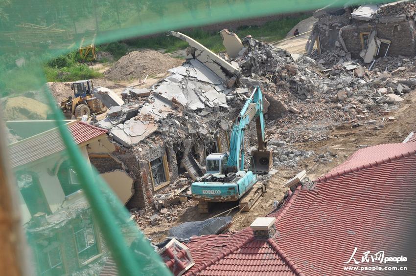 2013年8月18日，在黃河南岸鄭州市惠濟(jì)區(qū)花園口鎮(zhèn)申莊村，違規(guī)修建的別墅正在被拆除。張濤/東方IC