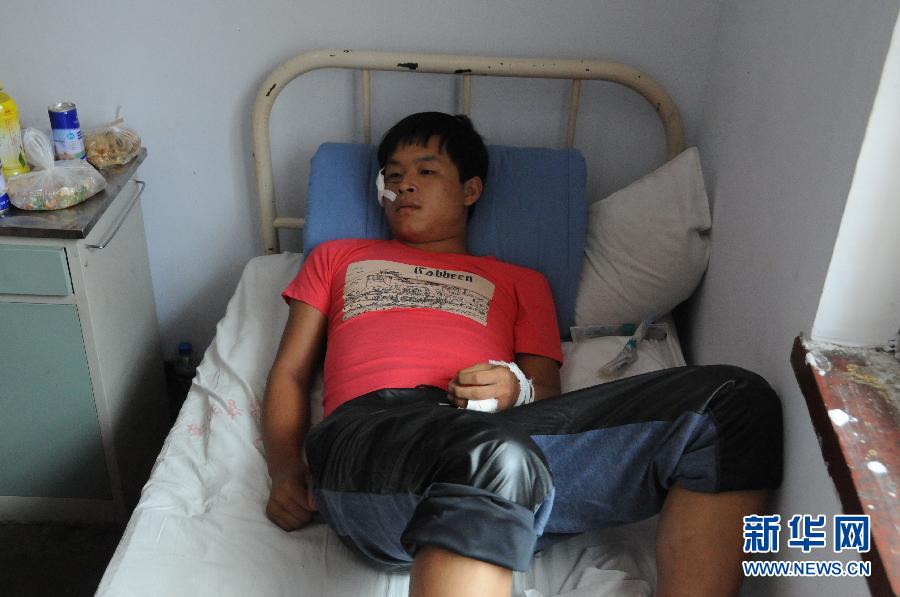 　8月20日，一名傷者在醫(yī)院接受救治。