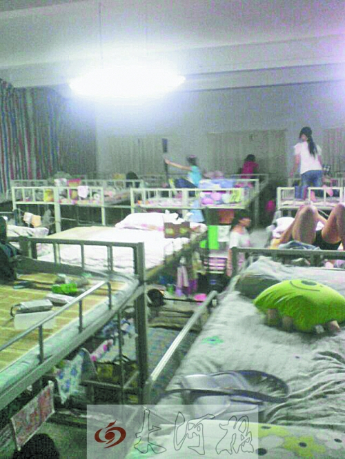 住在電教室里的女生們，擁擠不堪。