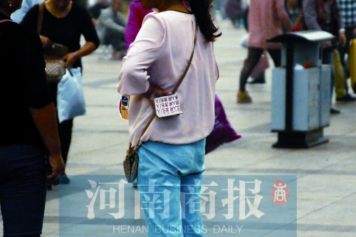 火車站廣場，一女子拿著寫有不同房型價位的卡片在拉客，不少市民抱怨，受過此類“騷擾”