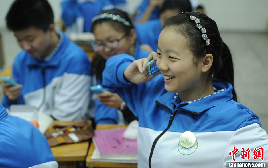 圖為一同學(xué)正在試手機的通話功能。