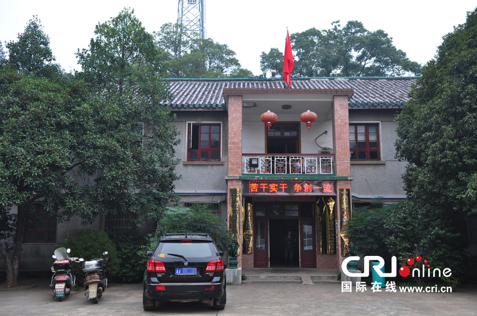 　2013年10月21日，這是蓮花鎮(zhèn)人民政府的辦公樓，和蓮花鎮(zhèn)云蓋村的辦公樓相比，寒酸不少。