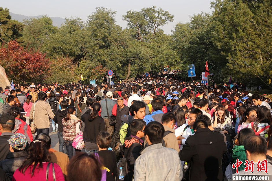 　10月26日，北京香山公園內(nèi)游客摩肩接踵。