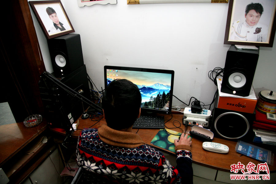 這張小小的工作臺(tái)就是海龍的一片小天地，他可以在這里練歌，也可在這里回味他的過(guò)去