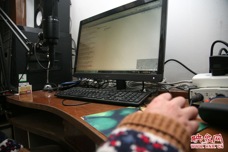 由于海龍只剩下兩根手指可以做動(dòng)作，聰明的他調(diào)出軟鍵盤(pán)來(lái)打字搜索