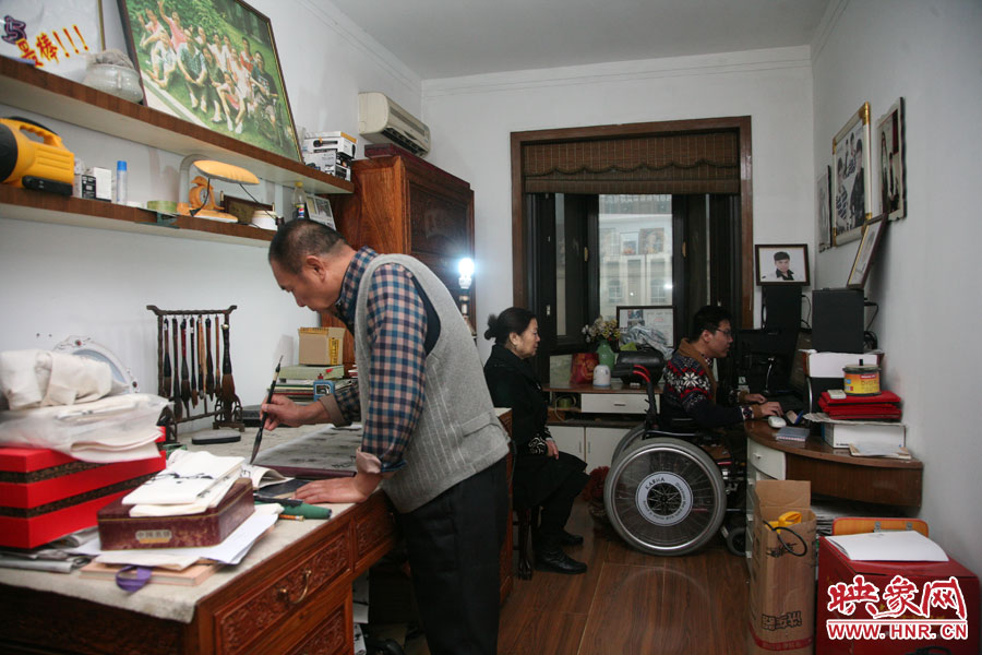 小小的書(shū)房里，爺孫三人在坐著各自的事情，姥爺在練書(shū)法，姥姥在旁專心的看著海龍，海龍?jiān)诒M情的歌唱