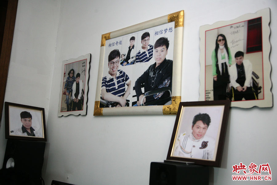 海龍的房間內(nèi)掛滿了這些年他走過(guò)的路程。