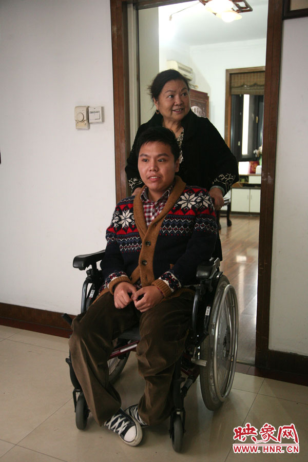 練完歌后，姥姥將海龍推了出來(lái)，因?yàn)樾袆?dòng)不便，海龍很少出門(mén)，他的活動(dòng)地方一般就是書(shū)房與客廳。