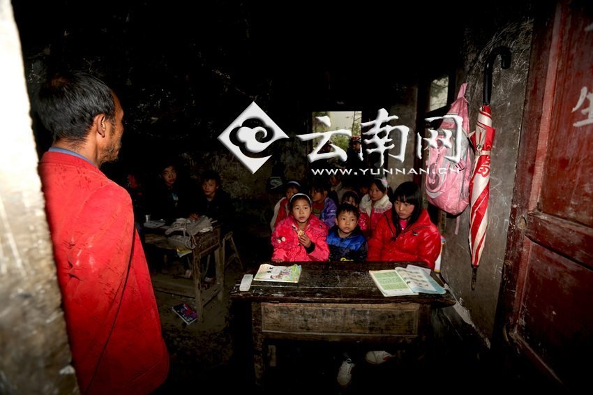 小學(xué)里只有兩個(gè)班，大點(diǎn)的孩子無法升入高年級(jí)，只得從一年級(jí)再讀起，就像復(fù)讀機(jī)。