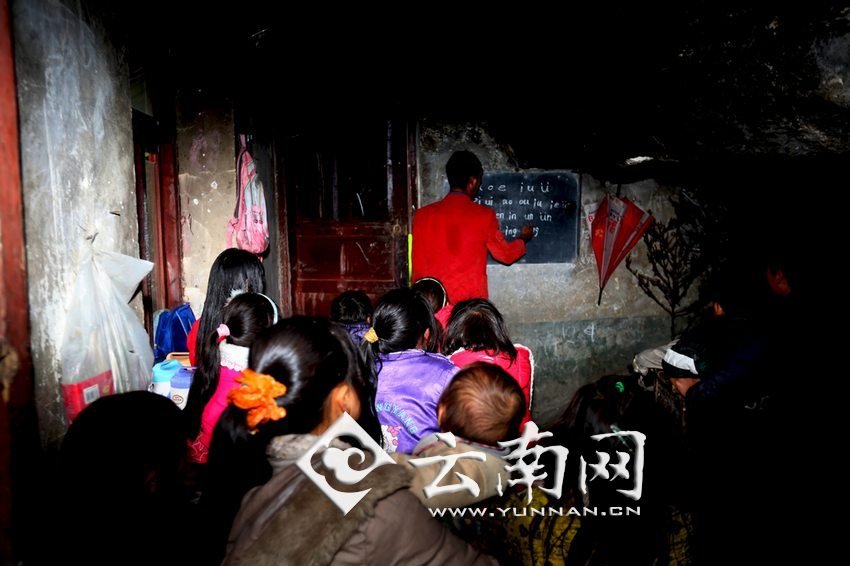 由于受到當(dāng)?shù)厝似缫?，大鍋圈的孩子們沒有外出求學(xué)的機(jī)會(huì)，只能在這樣的簡易房里學(xué)習(xí)