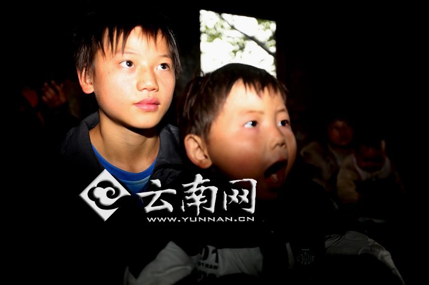 孩子認(rèn)真地跟著袁老師讀拼音。徐弘毅 攝