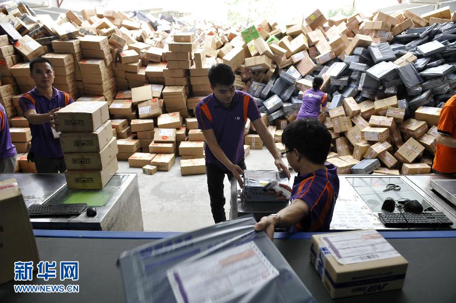 11月11日，在圓通公司廣州一處分揀站，工作人員加緊掃描快件。