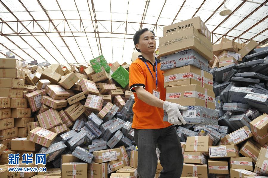 　11月11日，在圓通公司廣州一處分揀站，工作人員加緊處理堆積如山的快件。
