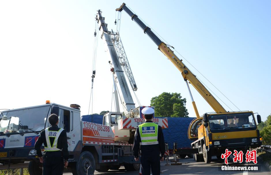 廣云高速發(fā)生車禍 大型平板拖車橫跨整個(gè)車道 廣云高速發(fā)生車禍 大型平板拖車橫跨整個(gè)車道