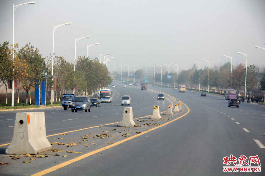 記者走訪(fǎng)鄭開(kāi)大道 已放置數(shù)百個(gè)水泥隔離樁