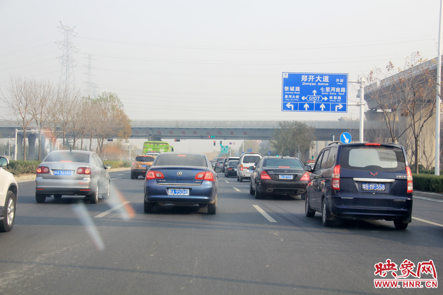 獨(dú)家：記者走訪(fǎng)鄭開(kāi)大道 已放置數(shù)百個(gè)水泥隔離樁