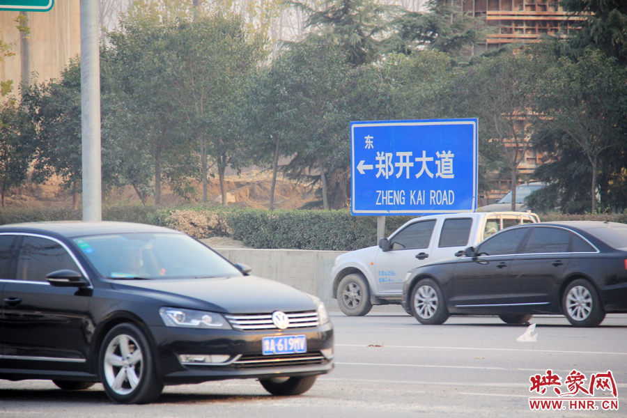 獨(dú)家：記者走訪(fǎng)鄭開(kāi)大道 已放置數(shù)百個(gè)水泥隔離樁