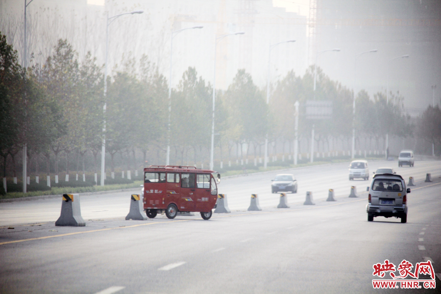 獨(dú)家：記者走訪(fǎng)鄭開(kāi)大道 已放置數(shù)百個(gè)水泥隔離樁