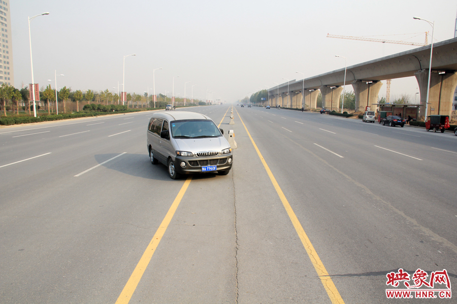 獨(dú)家：記者走訪(fǎng)鄭開(kāi)大道 已放置數(shù)百個(gè)水泥隔離樁