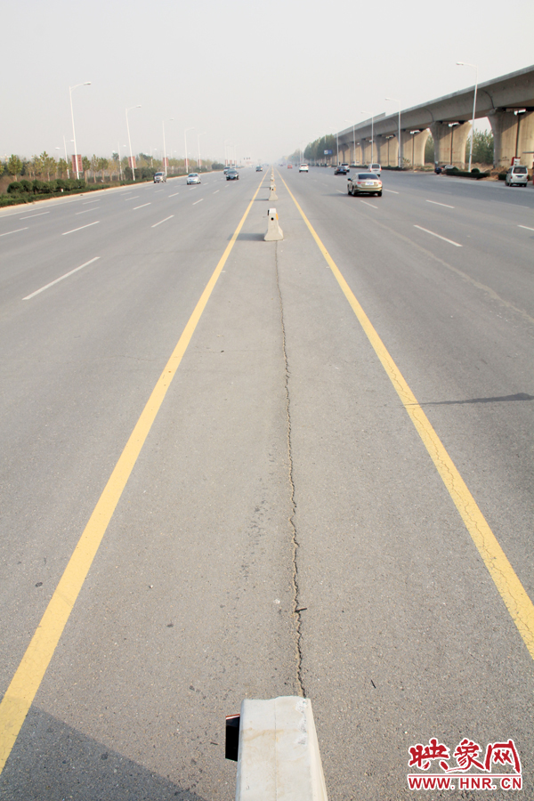 獨(dú)家：記者走訪(fǎng)鄭開(kāi)大道 已放置數(shù)百個(gè)水泥隔離樁