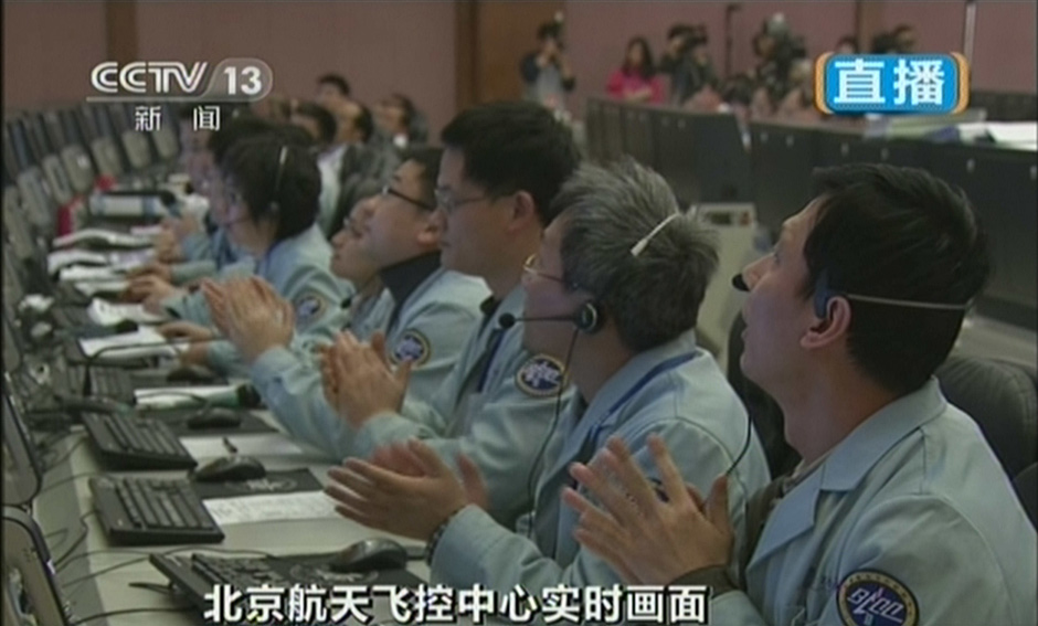 嫦娥三號(hào)平穩(wěn)落月 中國首次地外天體軟著陸成功 嫦娥三號(hào)平穩(wěn)落月 中國首次地外天體軟著陸成功